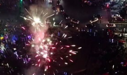 放鞭炮的视频,喜庆氛围浓烈——放鞭炮视频精彩瞬间回顾