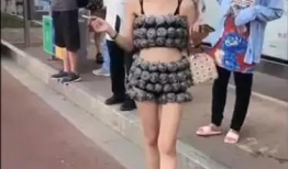 美女不穿衣服视频,美女不穿衣服视频背后的故事